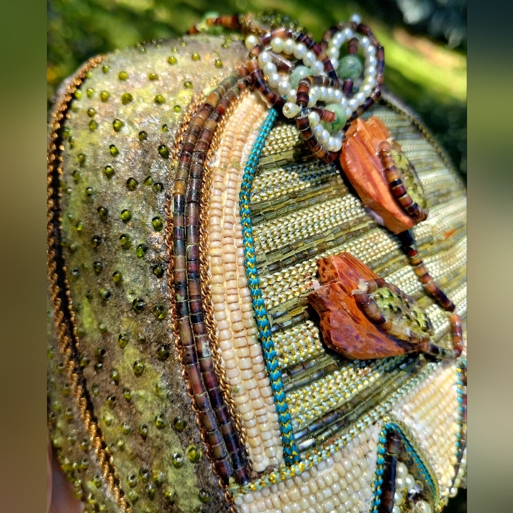 NWT Beaded Green Forest Crossbody LESTER MELNICK inventory! - Picture 4 of 16